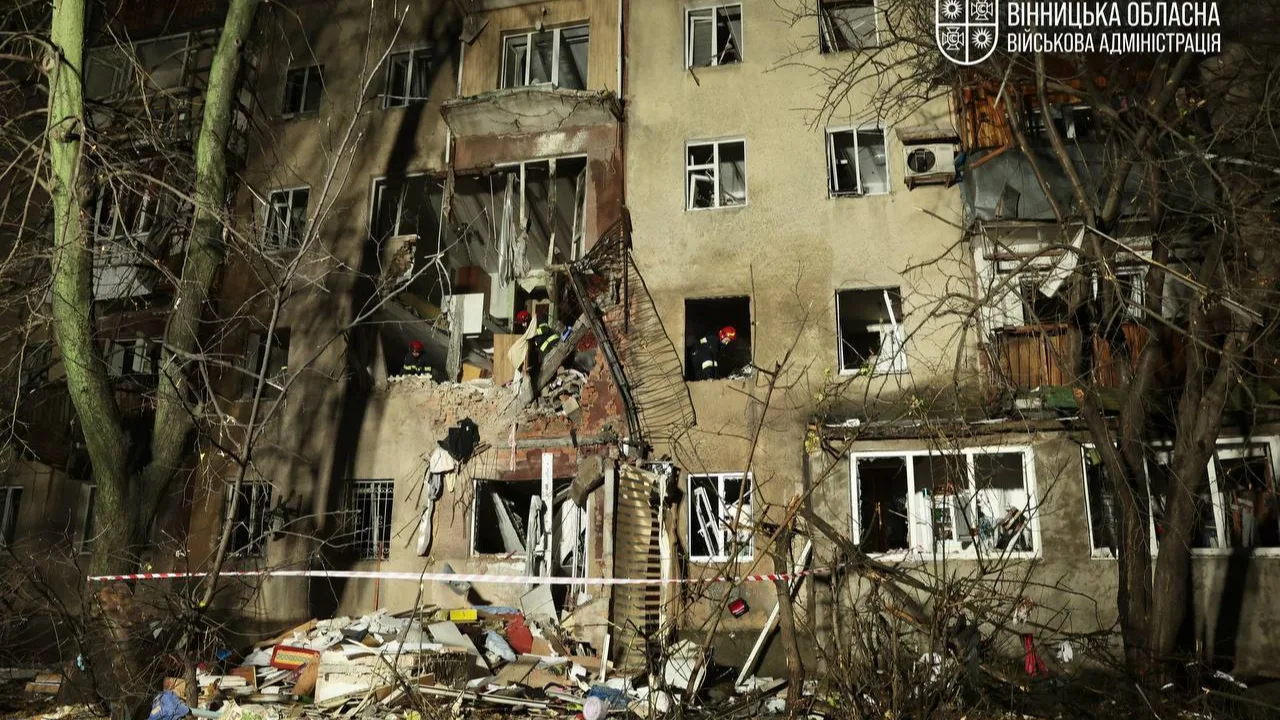 Росіяни вдарили по п'ятиповерхівці у Вінниці: 6 постраждалих, є повністю знищені квартири
