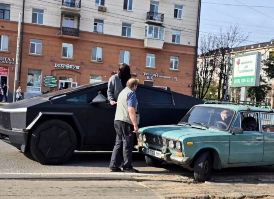 У Дніпрі зіштовхнулися ВАЗ та Tesla Cybertruck (відео)