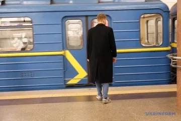 У години пік поїзди «зеленої» лінії столичного метро курсують за спеціальним графіком