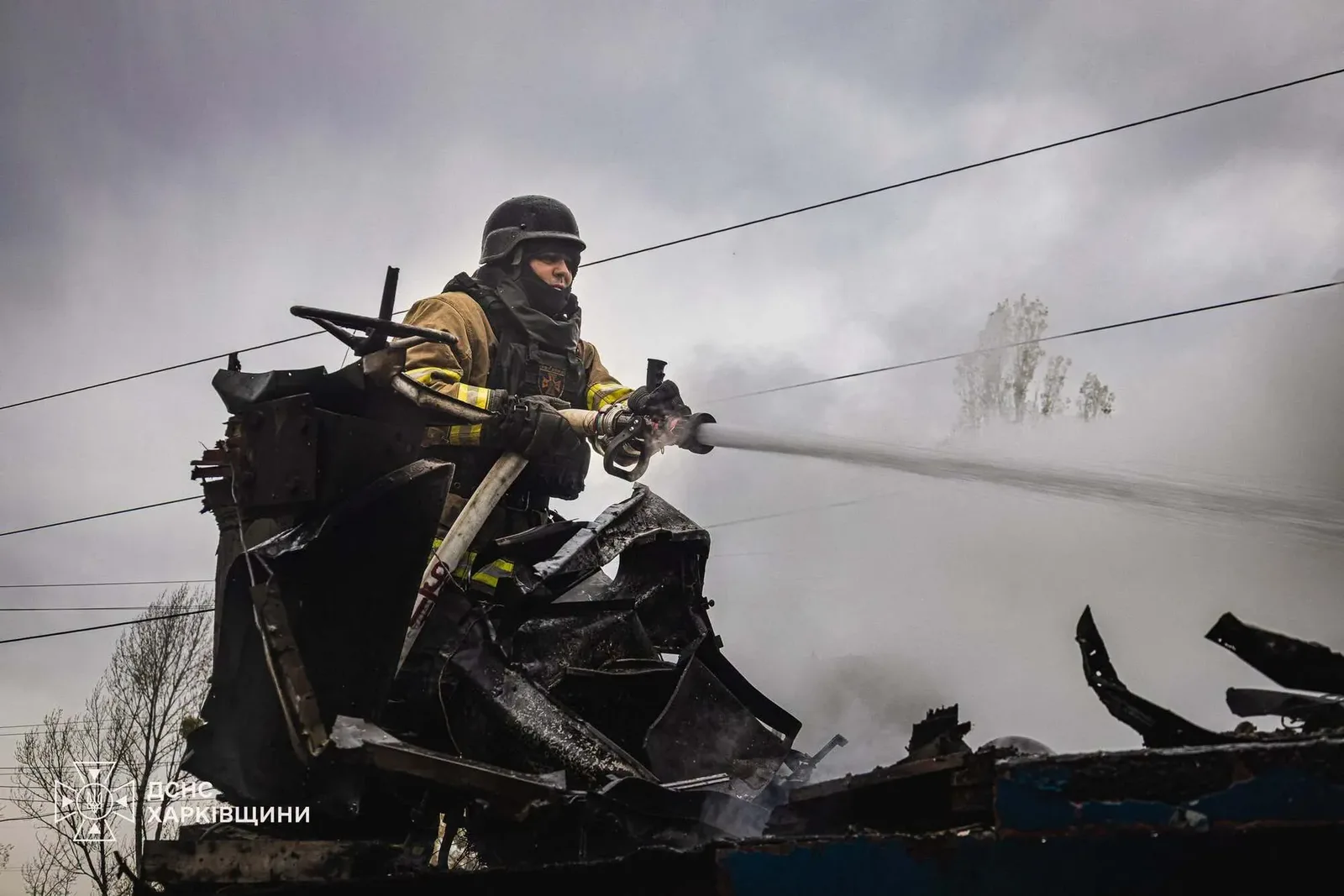 Росія вдарила по пасажирському поїзду в Харкові. ДСНС показала фото й відео наслідків