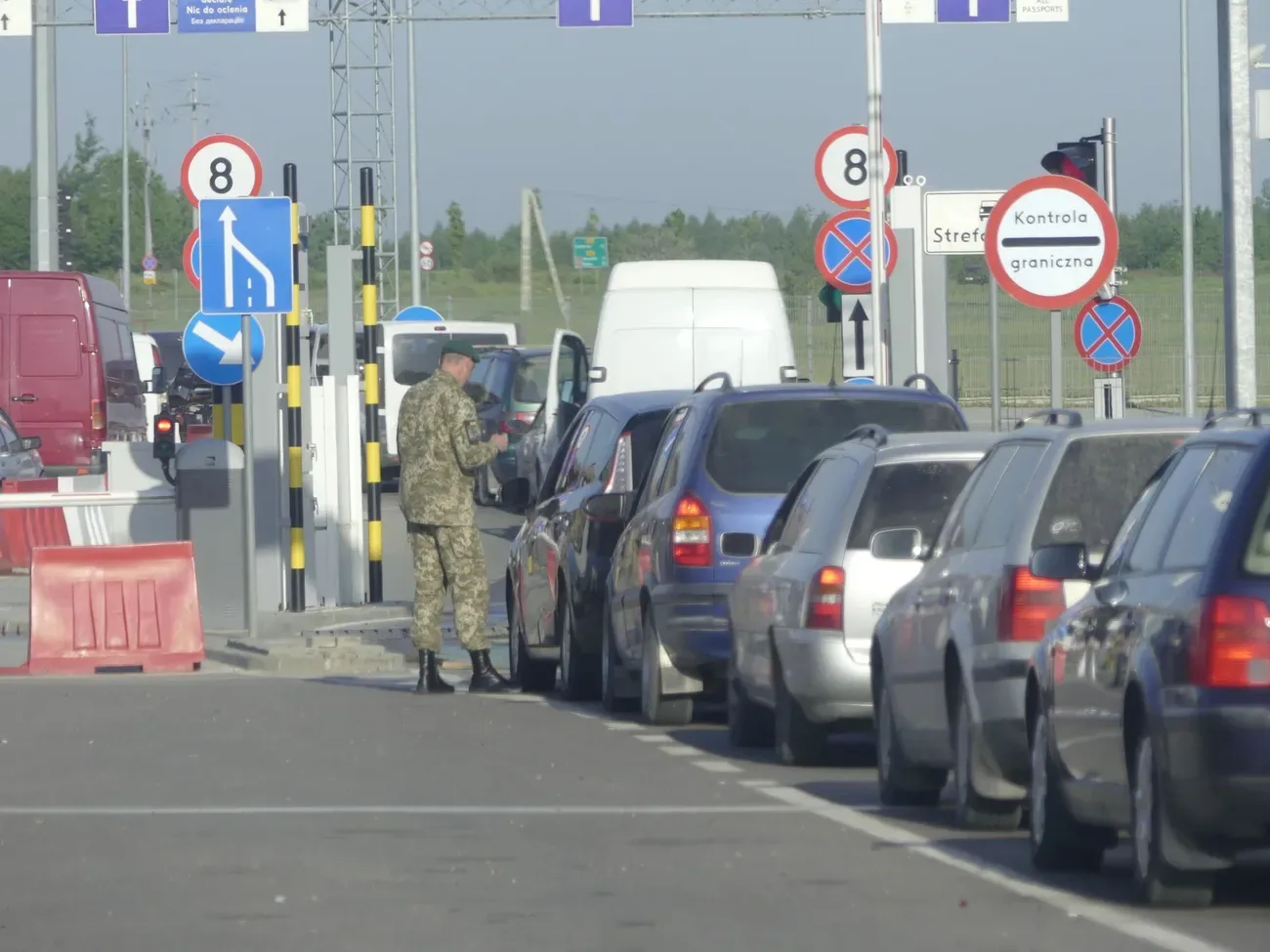 Через російські атаки українці по 40 годин стоять на кордоні з Польщею. Що відомо