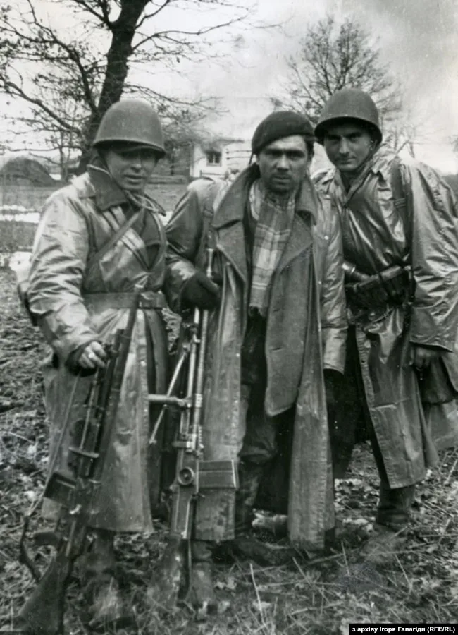 Сагринь, 10 березня 1944, польські підпільники фотографуються на тлі палаючої української хати