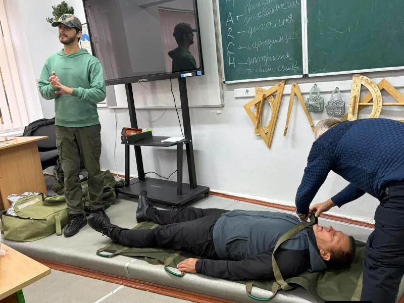 У Калуському ліцеї №4 провели заняття з тактичної медицини для педагогів