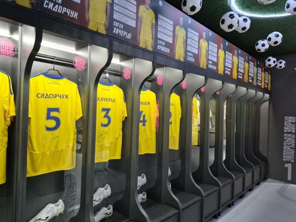 У музеї представлені футболки з автографами вихованців запорізької футбольної школи.