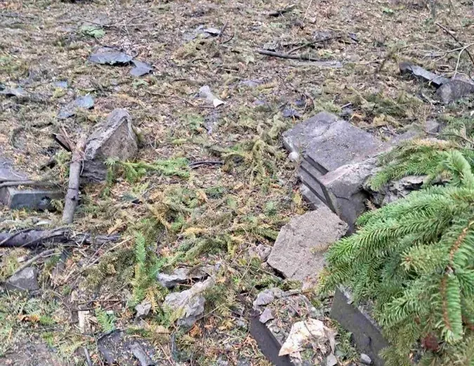 У Рівному ворожий дрон пошкодив понад 10 могил на кладовищі (фото)