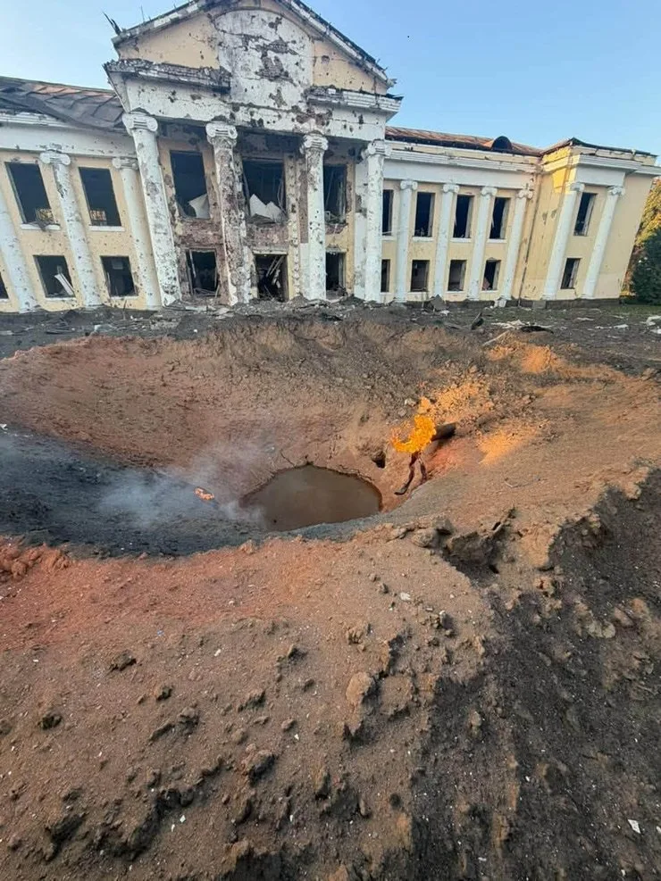 Фото воронки перед зданием Центра детского творчества (ЦТДЮ) в Прилуках, 7 октября