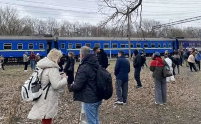 Що брати із собою в поїзд на випадок евакуації під час тривоги: поради українців