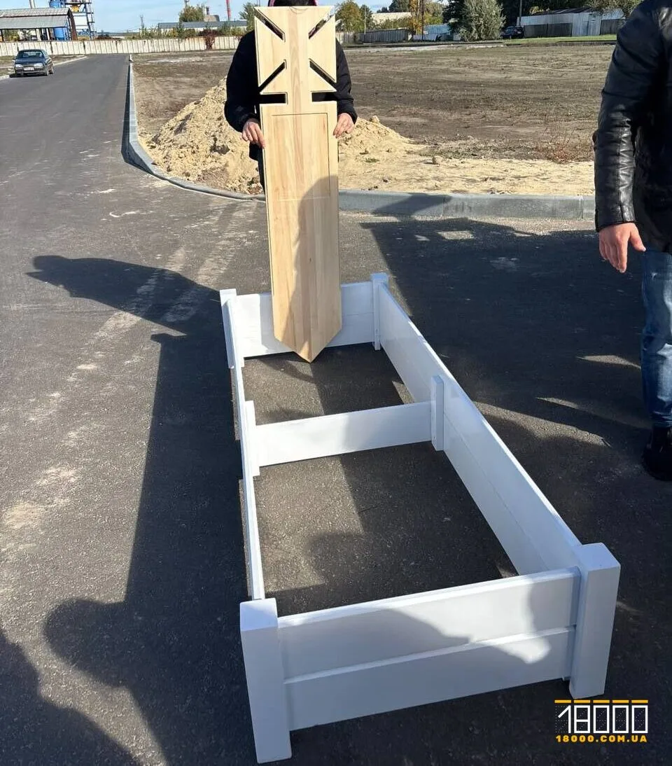 На новому військовому кладовищі у Черкасах зіпсувалися тимчасові надмогильні споруди – обирають нові (ФОТО)