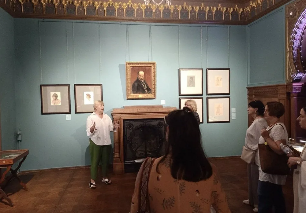 Кураторка виставки Вікторія Величко під час екскурсії