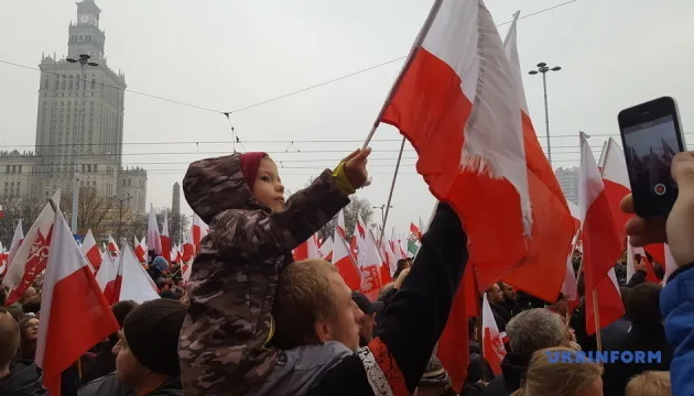 У Польщі готують зміни у підтримці українських біженців, частину пільг повернуть