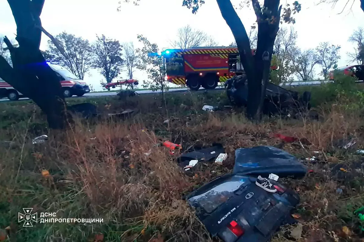 У Дніпрі ВАЗ врізався в дерево водій загинув, трьох пасажирок травмовано