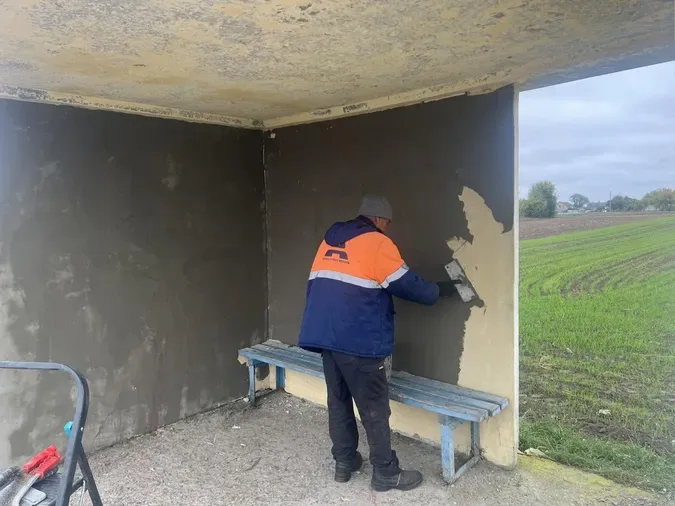 Сміття прибирають, павільйони ремонтують: на Волині впорядковують автобусні зупинки (фото)