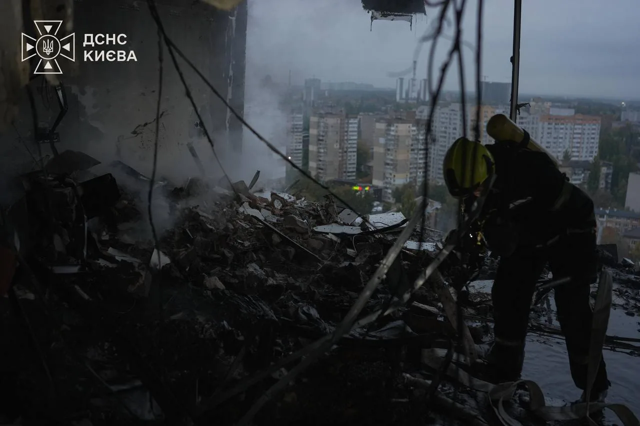 У будинку на Святошині з-під завалів дістали тіло ще однієї людини