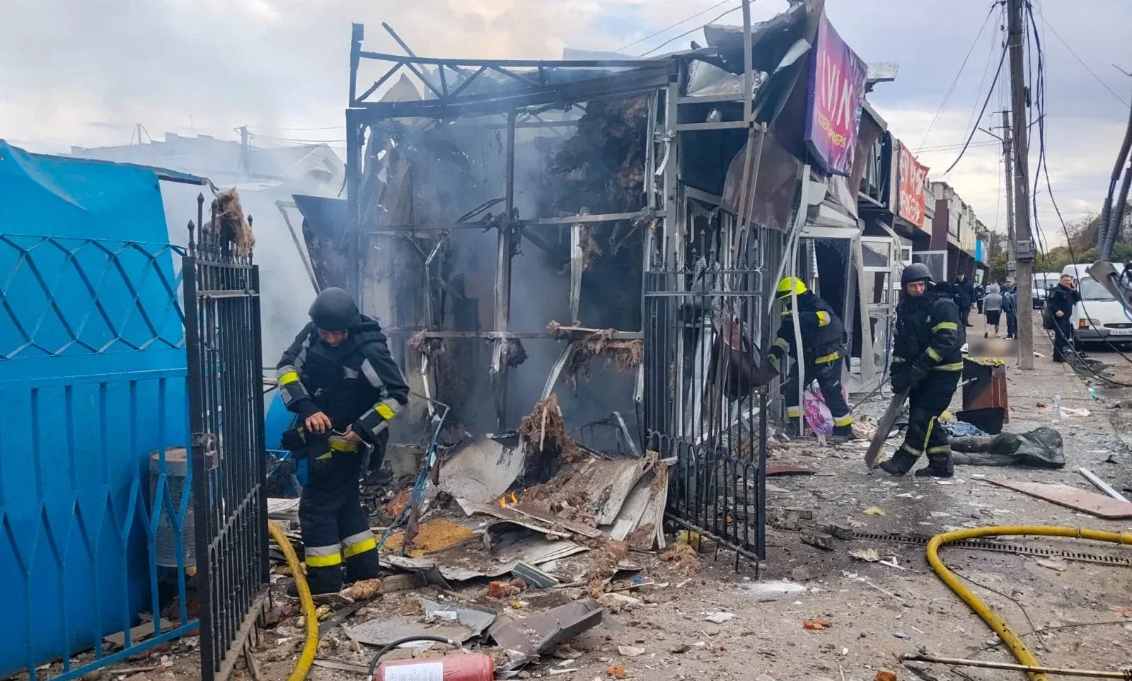 Рятувальники на місці російського удару по ринку у Лозовій