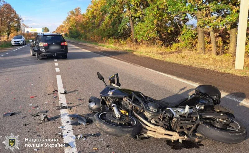 Поліцейські документують обставини ДТП, у якій травмувався мотоцикліст