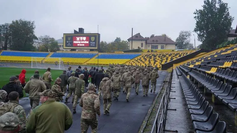 (ФОТО) Понад сотня учасників: у Чернівцях зафіксували рекорд України з масового забігу військових і ветеранів