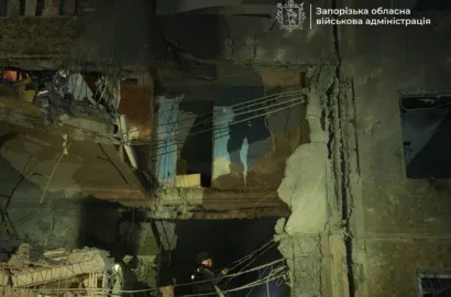 Наслідки російського удару по житловій п’ятиповерхівці в Запоріжжі