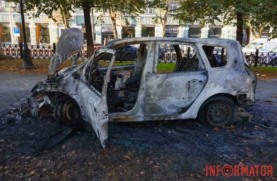 У Дніпрі після ДТП загорівся Renault (відео)