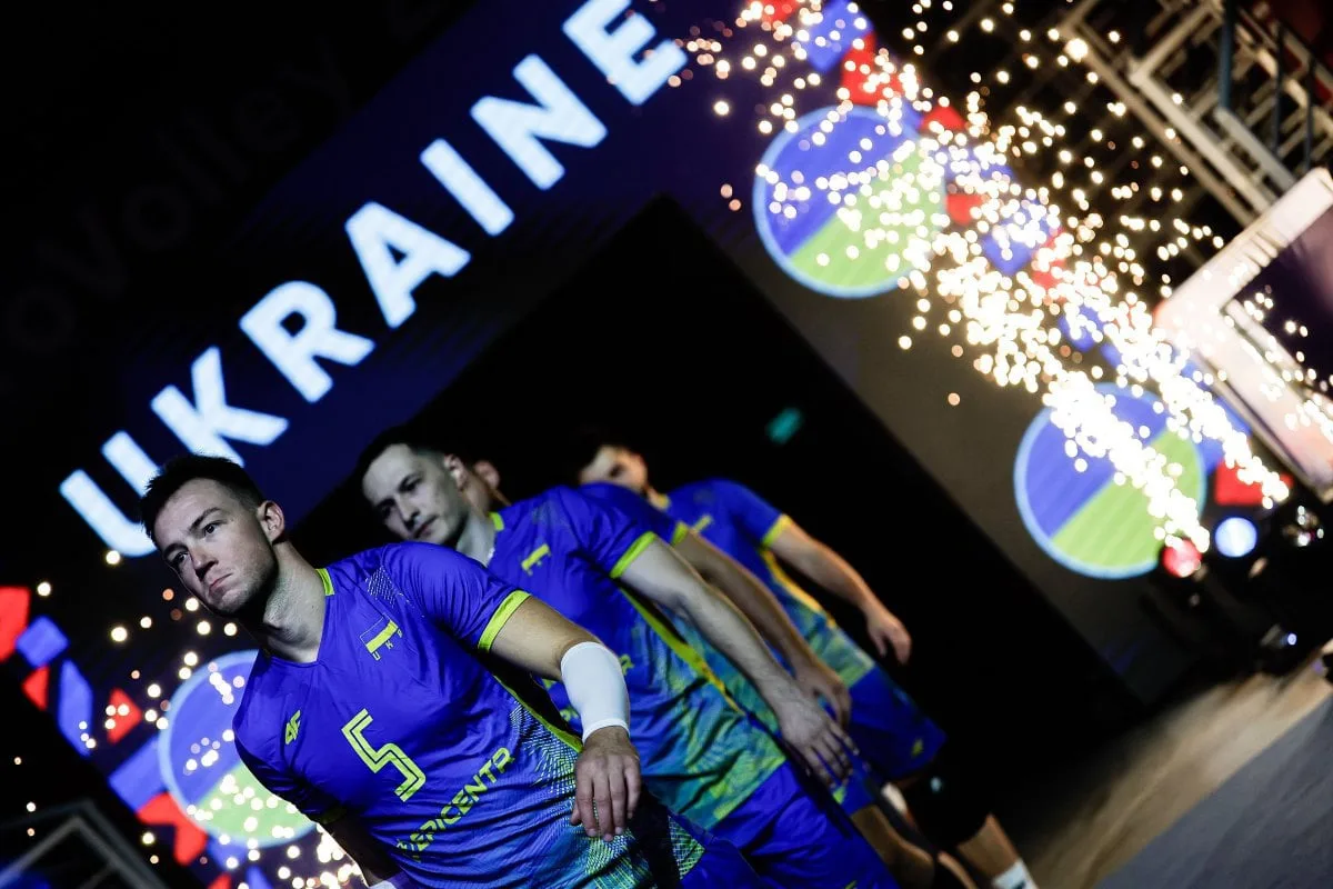 Зосереджений Плотницький виходить на майданчик разом з партнерами по збірній