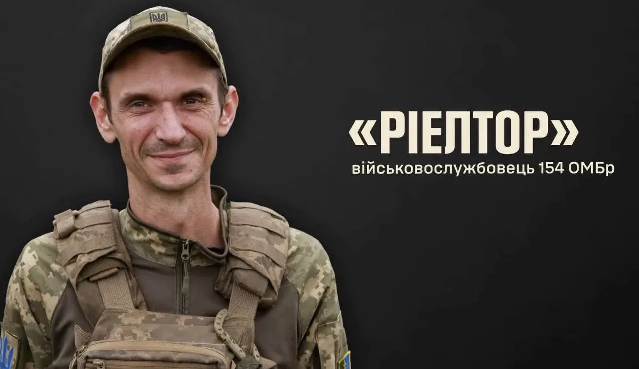 Український військовий в бронежилеті і кепці.