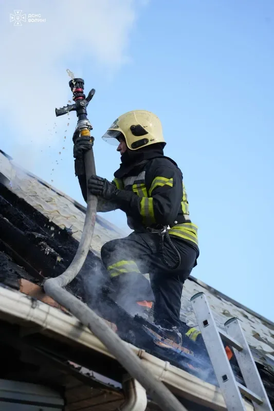 Горіла покрівля: під Луцьком рятувальники гасили житловий будинок (фото)