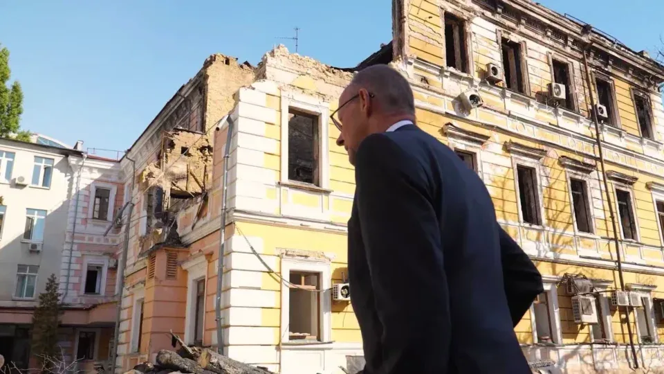Попри повітряну тривогу Фрідріх Мерц відвідав у Києві місце удару рф по Національній академії наук 