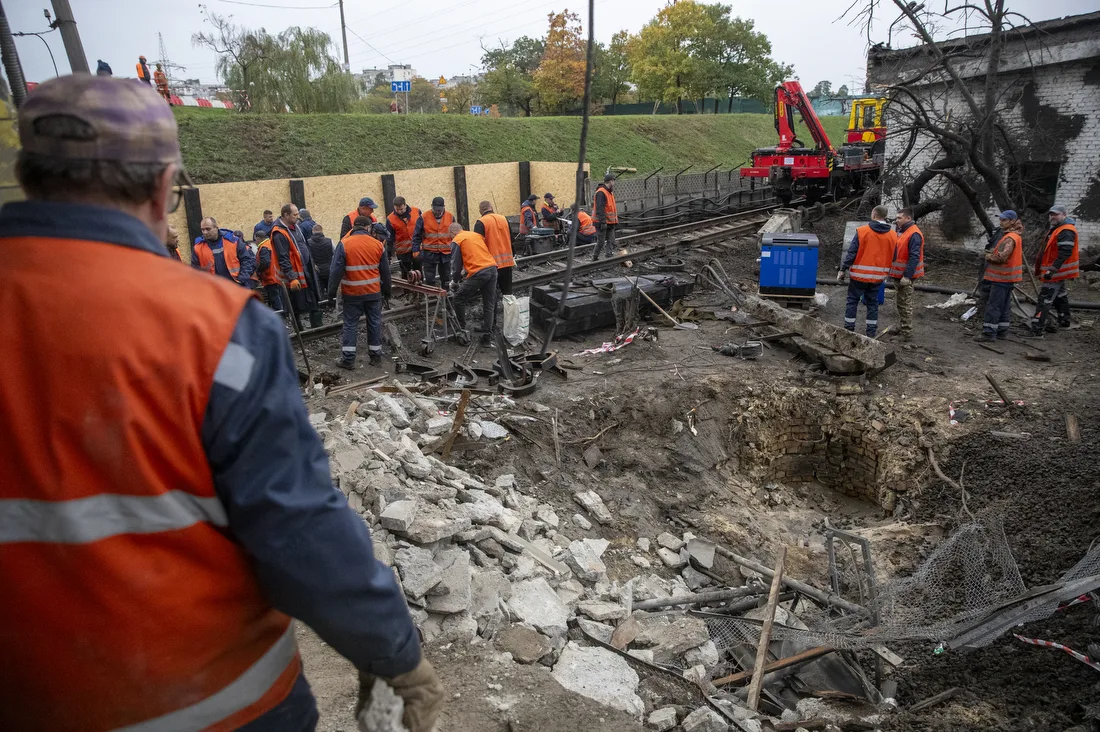 До ліквідації наслідків атаки на станції метро "Чернігівська" залучили понад 70 фахівців (фото)