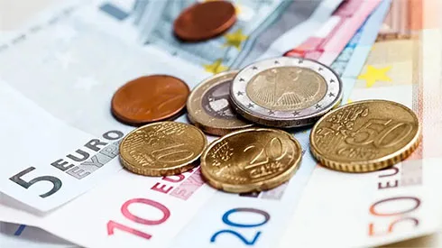 Долар дорожчає до євро, але втрачає позиції щодо фунта та єни