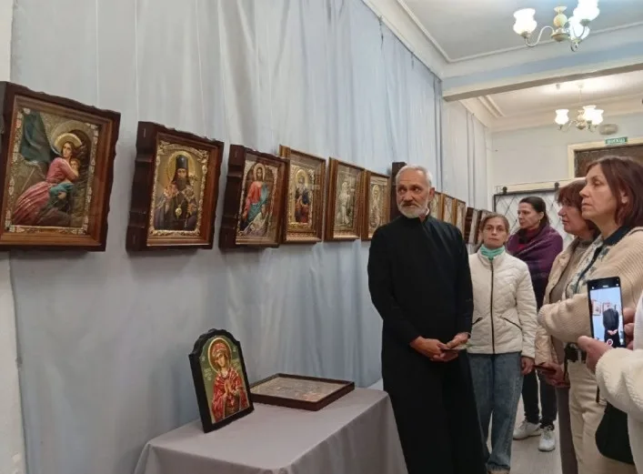 «Роботи наших майстрів – це як Біблія в яскравих барвах» – виставка робіт іконописної школи у Ромнах