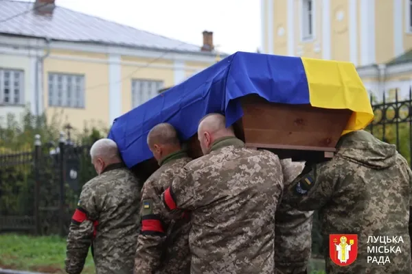 Залишилася трирічна донька: у Луцьку провели в останню дорогу воїна&nbsp;Артема Тютюнника (фото)