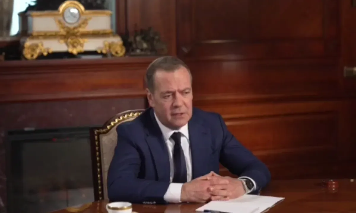 Медведев просит Трампа "убрать" Владимира Зеленского руками Пентагона и ЦРУ