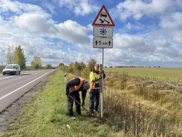 На Волині готують дороги до зими: перевірили техніку та встановлюють знаки «Слизька дорога» (фото)
