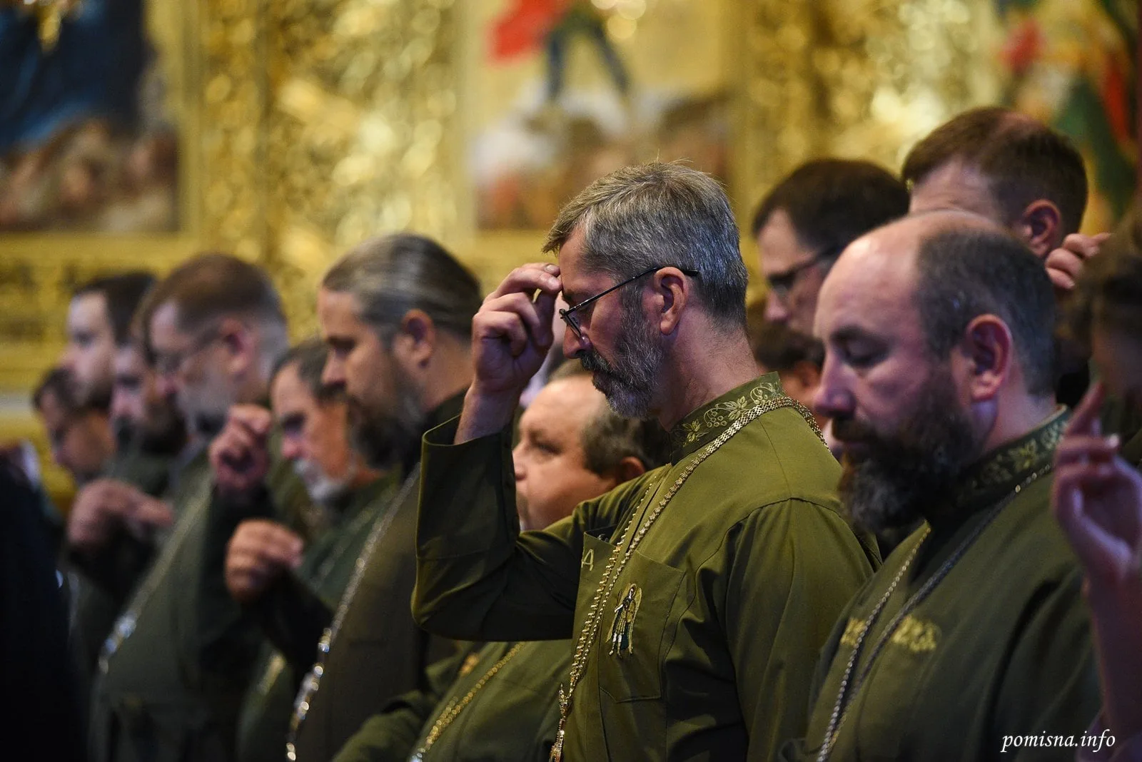 Військові капелани під час богослужіння.