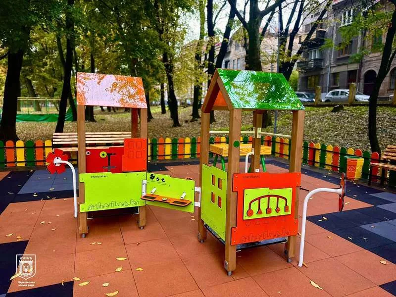 У парку Шевченка у Чернівцях відкрили інклюзивний дитячий майданчик