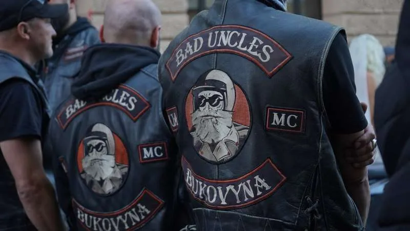 У Чернівцях влаштували байк-шоу з показом весільних суконь: фата, шкіряні куртки та рев моторів