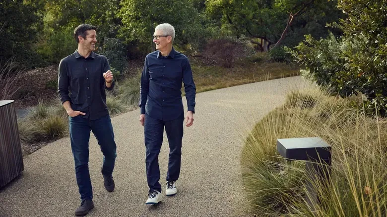 Тім Кук заявив, що не втручається в роботу нового гендиректора Apple