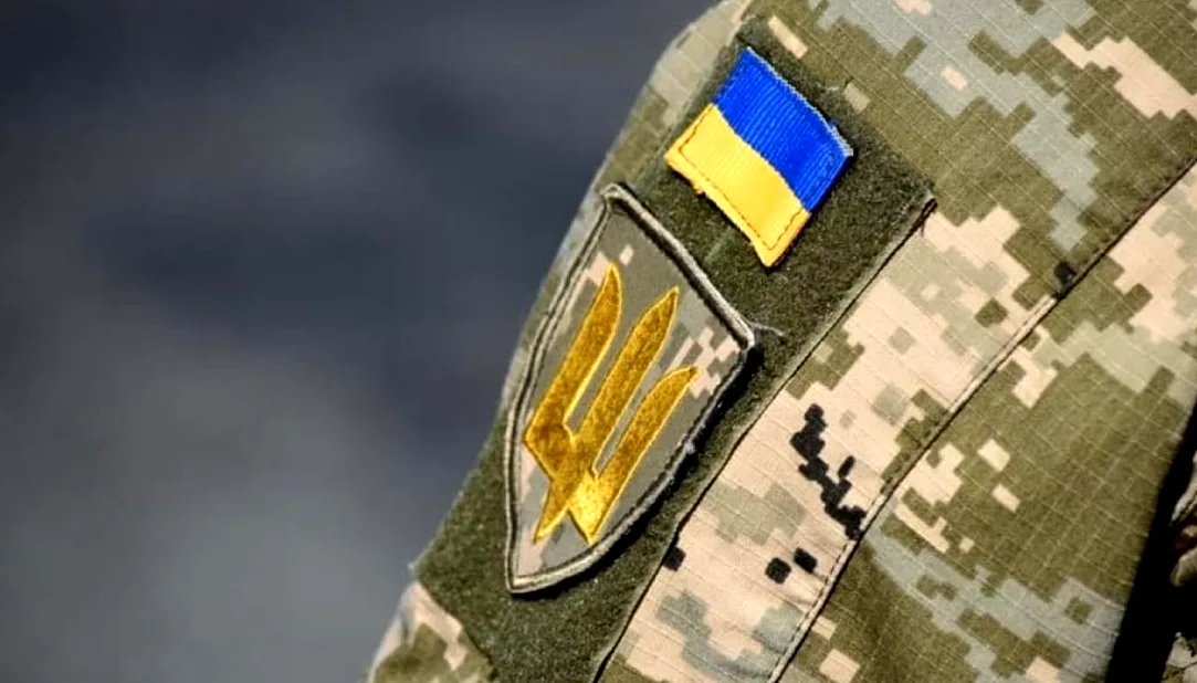 Рукав українського військового з прапором та шевроном