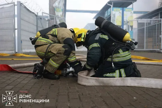 Масштабна пожежа та четверо постраждалих: наслідки атаки на «Епіцентр» на Рівненщині (фото)
