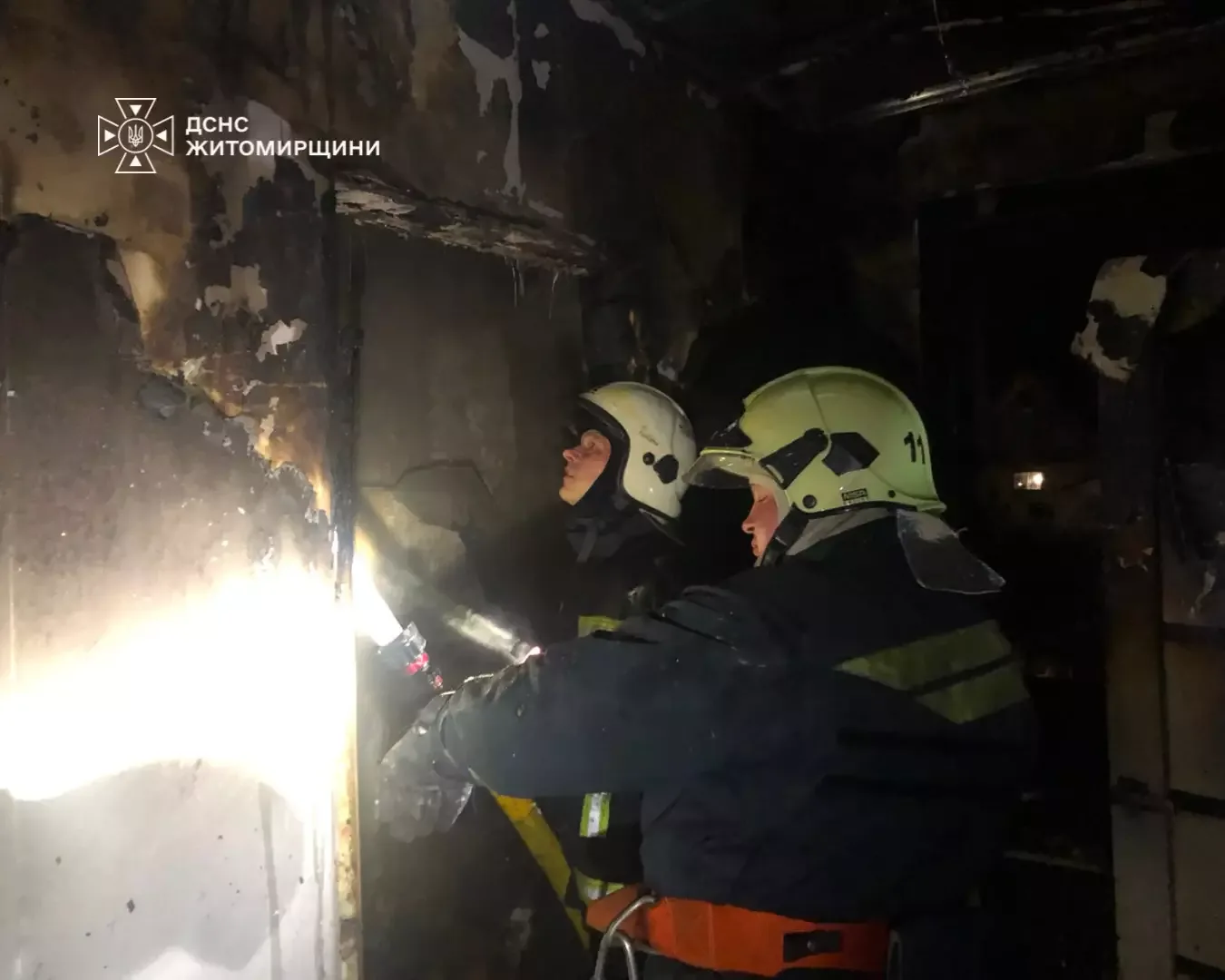 Знищене вогнем майно в кімнаті