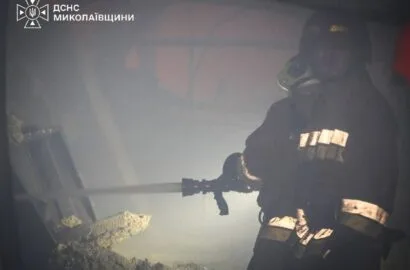 Гасіння пожежі після удару безпілотника по торговельному центру в Первомайську
