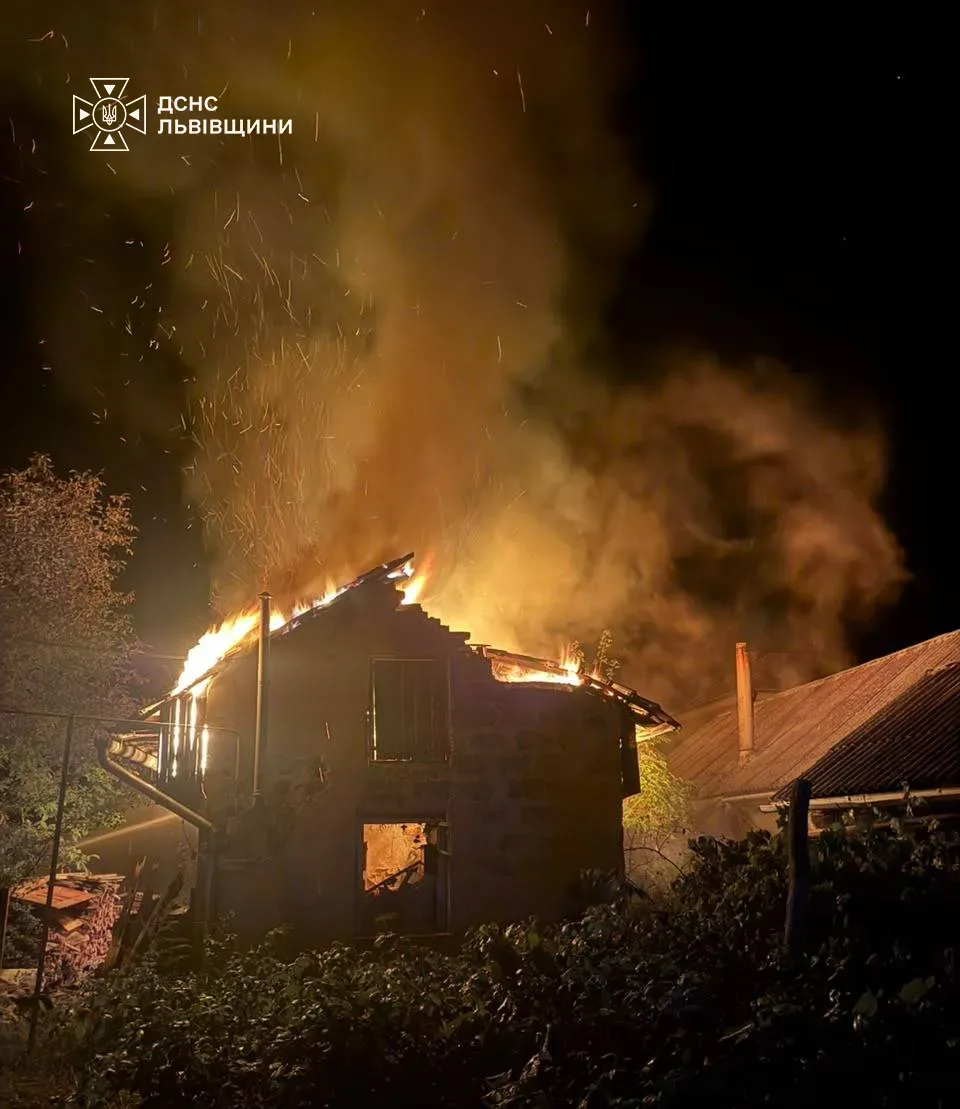 У Судовій Вишні рятувальники загасили пожежу в літній кухні