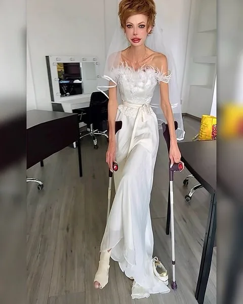 Елена-Кристина Лебедь с костылями