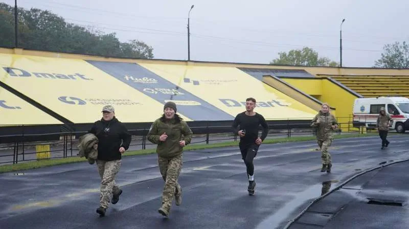 (ФОТО) Понад сотня учасників: у Чернівцях зафіксували рекорд України з масового забігу військових і ветеранів