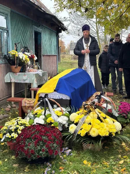 Помер від важкого поранення: на Волині попрощалися з Героєм Романом Лисюком (фото)