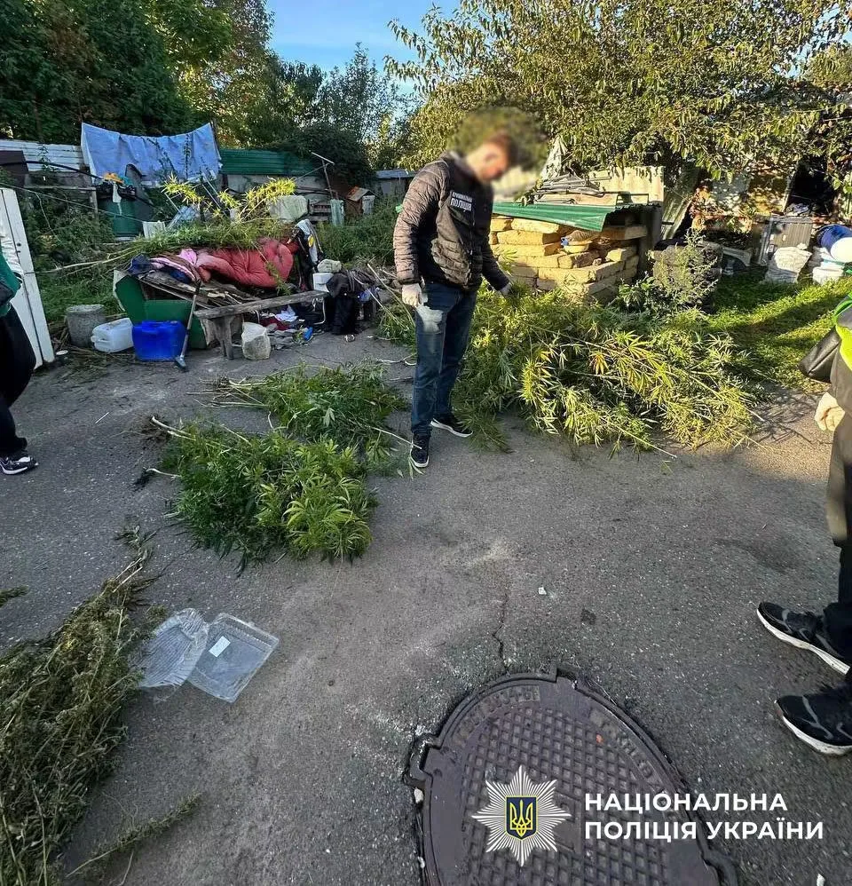 У Києві затримали чоловіка, який збував канабіс під виглядом побутових товарів