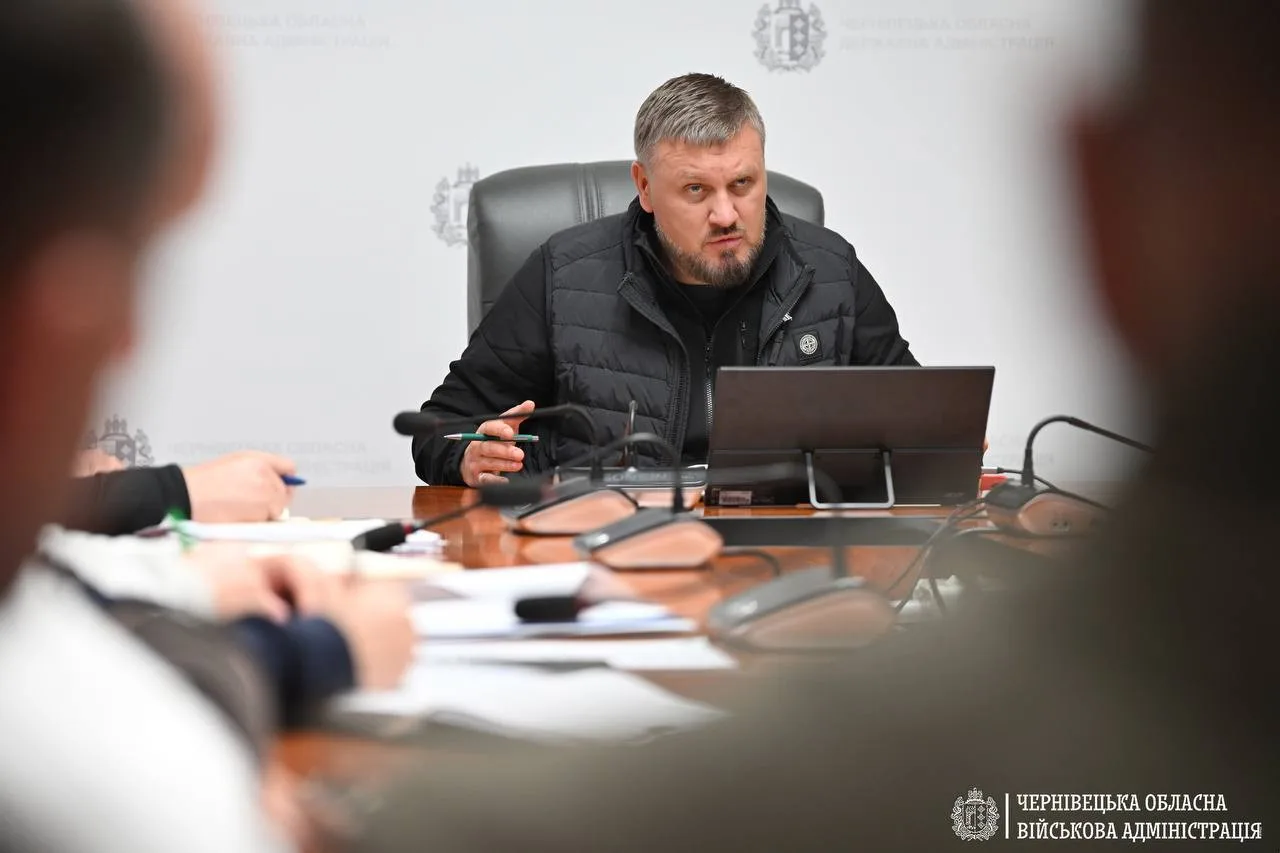 Осипенко зібрав нараду в ОВА і розповів про стан енергетики Буковини після атаки: пожежу на об'єкті гасили понад 40 рятувальників і 10 спецавтомобілів ДСНС