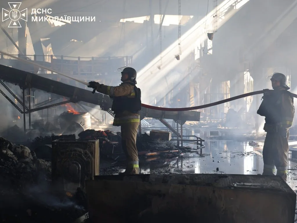 На Миколаївщині внаслідок ворожих атак пошкоджені склади, термінали, будинки. Є постраждала