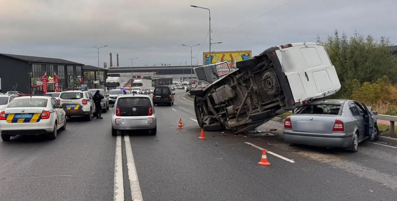 У Тернополі сталася ДТП за участю чотирьох автомобілів: є травмовані