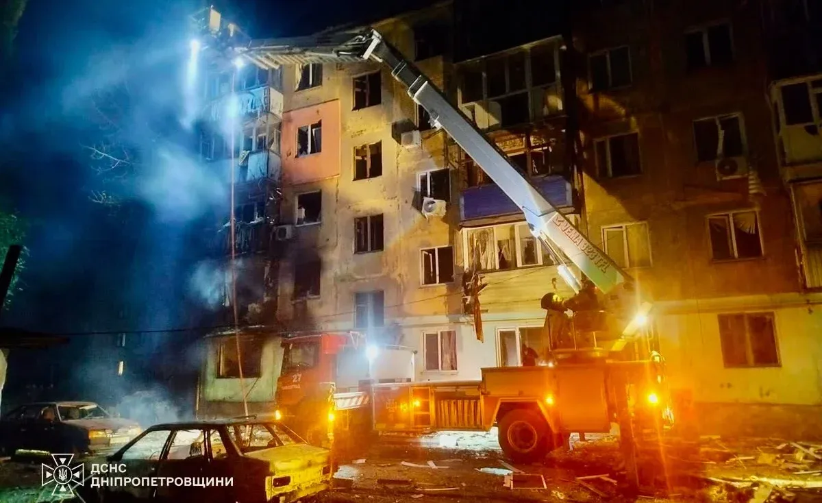 Пожежна машина біля багатоповерхівки, пошкодженої російським ударом