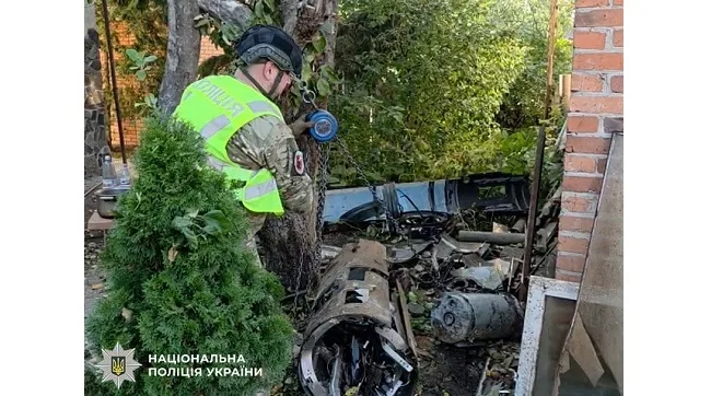Вибухотехніки поліції Києва вилучили нездетоновану бойову частину російського БпЛА, який влучив на територію приватного будинку у Деснянському районі